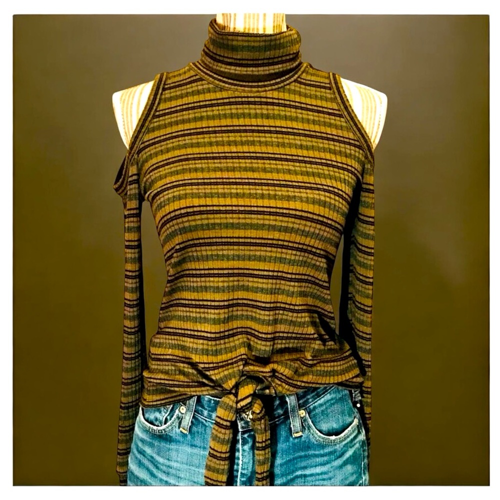 63: Redhaute cold shoulder, tie front top. Sz xs. Gently used.